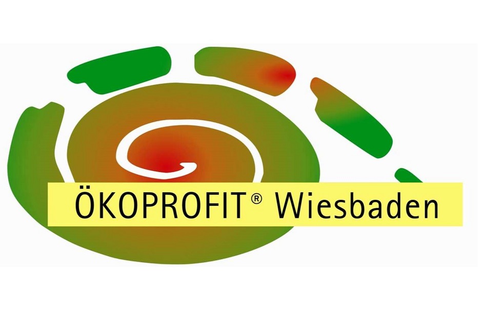 25 Jahre ÖKOPROFIT in Wiesbaden: 50 Unternehmen für Umwelt- und Klimaschutz am Dienstag ausgezeichnet. Jubiläumsrunde unterstreicht Engagement für nachhaltige Entwicklung und regionale Verantwortung – Bilanz von 500.000 Tonnen eingespartem CO₂.