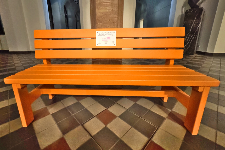 24 orangefarbene Bänke in Wiesbaden. Zeichen gegen Gewalt an Frauen.