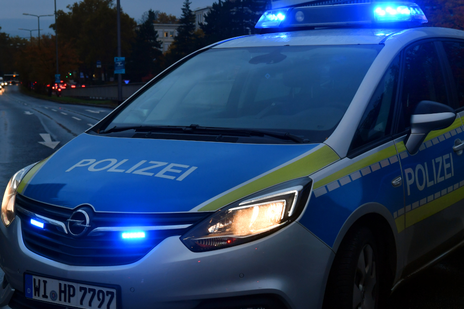 Blauer Tiefladeanhänger in Wiesbaden-Sonnenberg gestohlen. Polizei bittet um Hinweise.