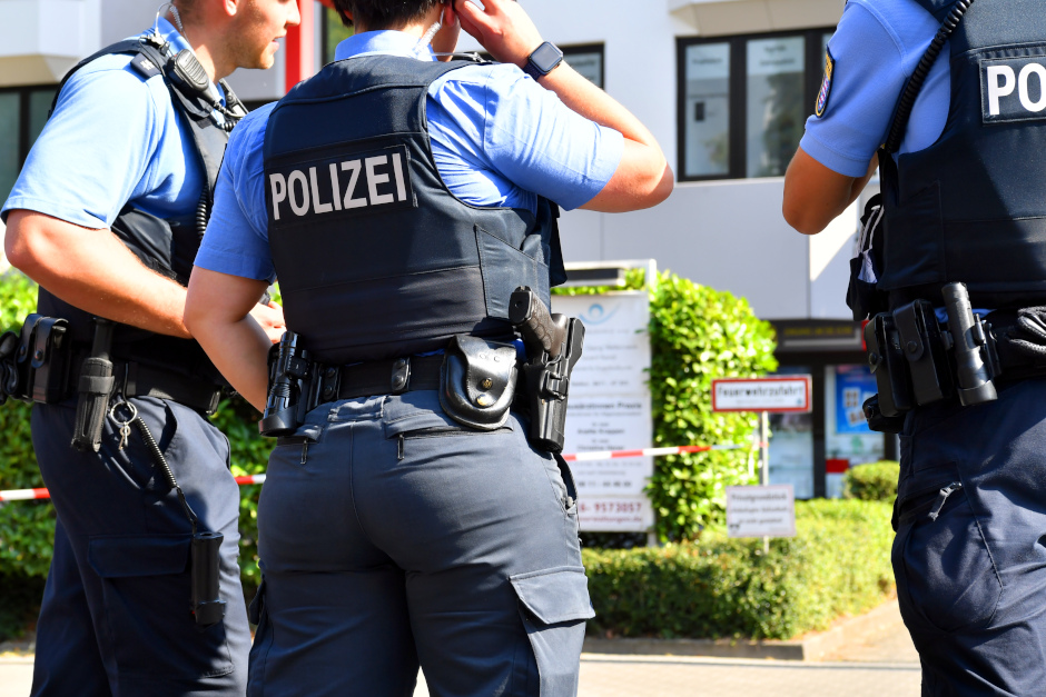 Bizarre Attacke in Wiesbaden am Mittwochnachmittag. Frau wirft Holzkeile aus 6. Stock auf Wohnungsinteressenten.