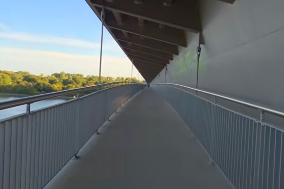 Radweg unterhalb der Schiersteiner Brücke durchgehend von Wiesbaden nach Mainz befahrbar.