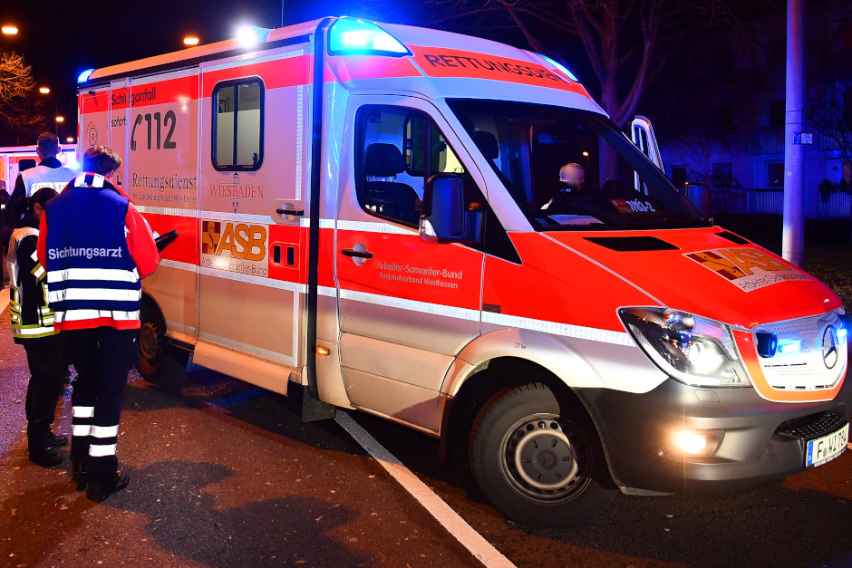 Angriff auf Rettungskräfte: RTW-Besatzung in Wiesbaden-Schierstein massiv von Jugendlichen attackiert.