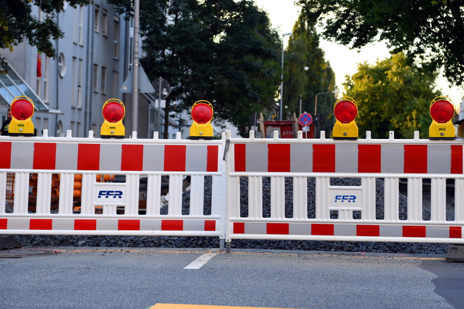 Vollsperrung der Straße Elsässer Platz wegen Bauarbeiten in Wiesbaden.