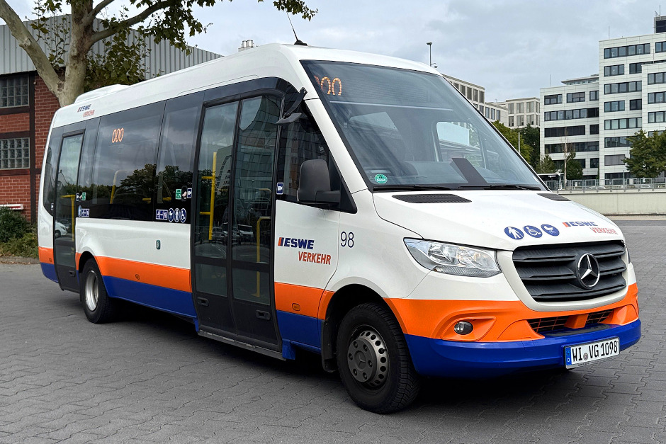 Wiesbaden plant zum Fahrplanwechsel am Sonntag, 14. Dezember, ein neues, flexibles Mobilitätsangebot einzuführen: den On-Demand-Verkehr. Auf Beschluss der Stadtverordnetenversammlung hin soll das Angebot den öffentlichen Nahverkehr moderner und bedarfsgerechter gestalten.