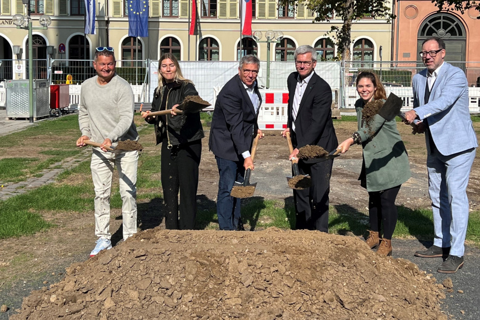 Mit einem feierlichen Spatenstich hat die Stadt Wiesbaden am Donnerstag, 4. September, die große Umgestaltung des Schlossplatzes eingeläutet. Dort, wo sonst Rheingauer Weinwoche, Sternschnuppen Markt oder Stadtfeste gefeiert werden, rollen nun die Bagger an – und das mit einem klaren Ziel: das historische Herz der Landeshauptstadt fit für die Zukunft zu machen.