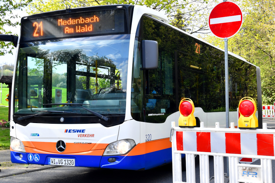 t: Sperrung der Straße Alt-Auringen in Wiesbaden-Auringen. Busse werden umgeleitet.