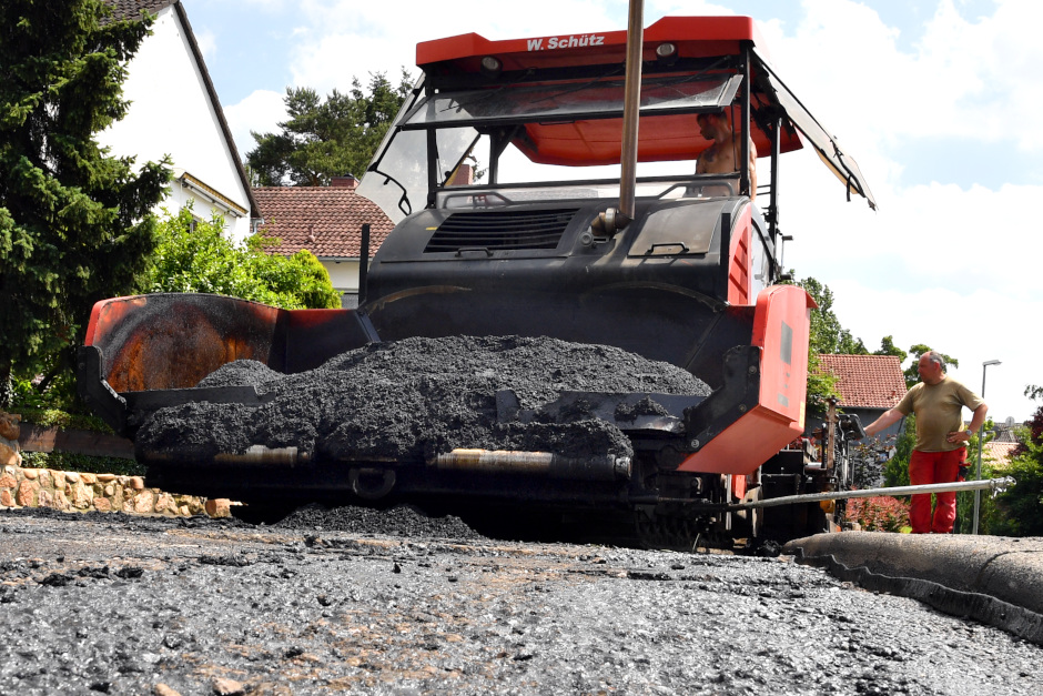 Wiesbaden investiert in sichere Straßen. Sanierungsarbeiten laufen bis Oktober in zahlreichen Stadtteilen. Dasd Tiefbau- und Vermessungsamt bringt frischen Asphalt auf 32.400 Quadratmeter.