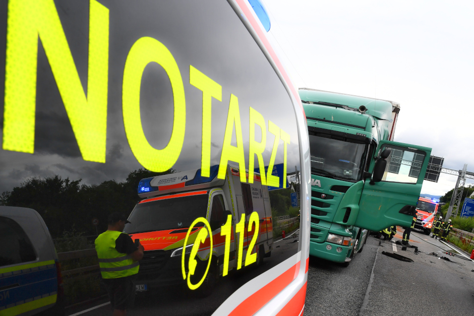 Am Dienstagmorgen kam es in Wiesbaden-Schierstein zu einem ungewöhnlichen Verkehrsunfall. Ein geparkter LKW rollte ohne Fahrer los und prallte gegen ein davor abgestelltes Fahrzeug.