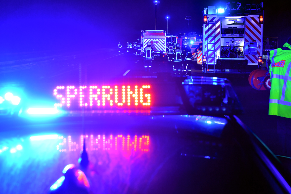 Nächtlicher Unfall auf der A3 am Wiesbadener Kreuz: Ersthelfer retten schwer verletzten Niederländer aus Peugeot-Kleintransporter.