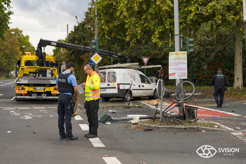 Schwerer Verkehrsunfall in Wiesbaden-Schierstein: Radfahrerin von Auto erfasst und lebensgefährlich verletzt am Montagmittag.