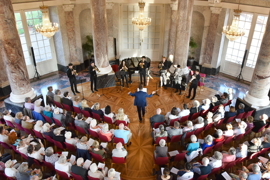 Studenten der Wiesbadener Musikakademie musizieren im Biebricher Schloss.