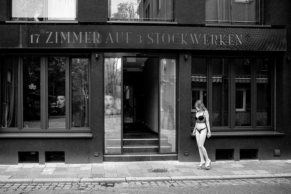 Das Kunsthaus in Wiesbaden zeigt die Ausstellung „gesichtslos – Frauen in der Prostitution“