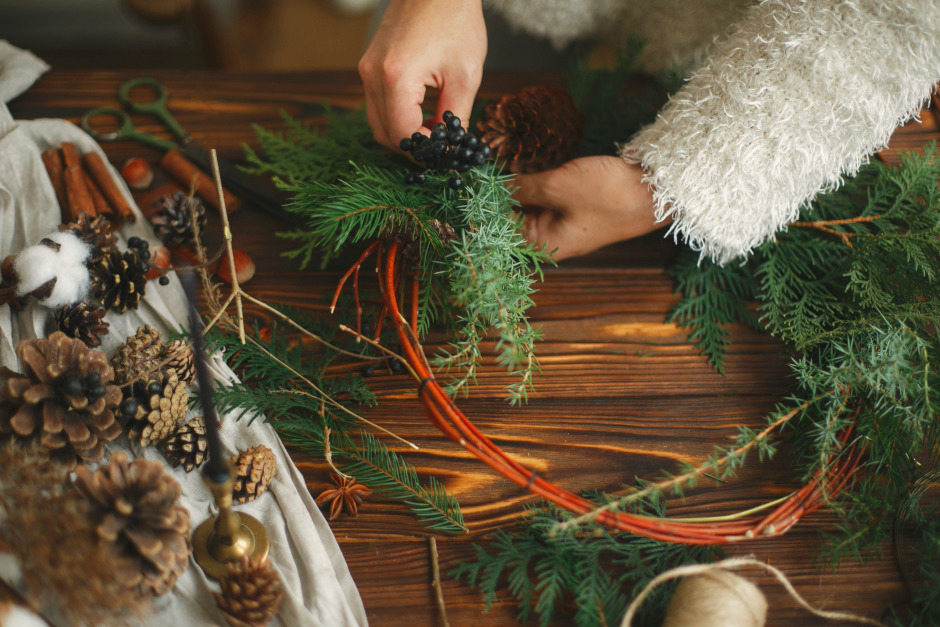 Adventskranz selber binden im Forsthaus Dambachtal in Wiesbaden.