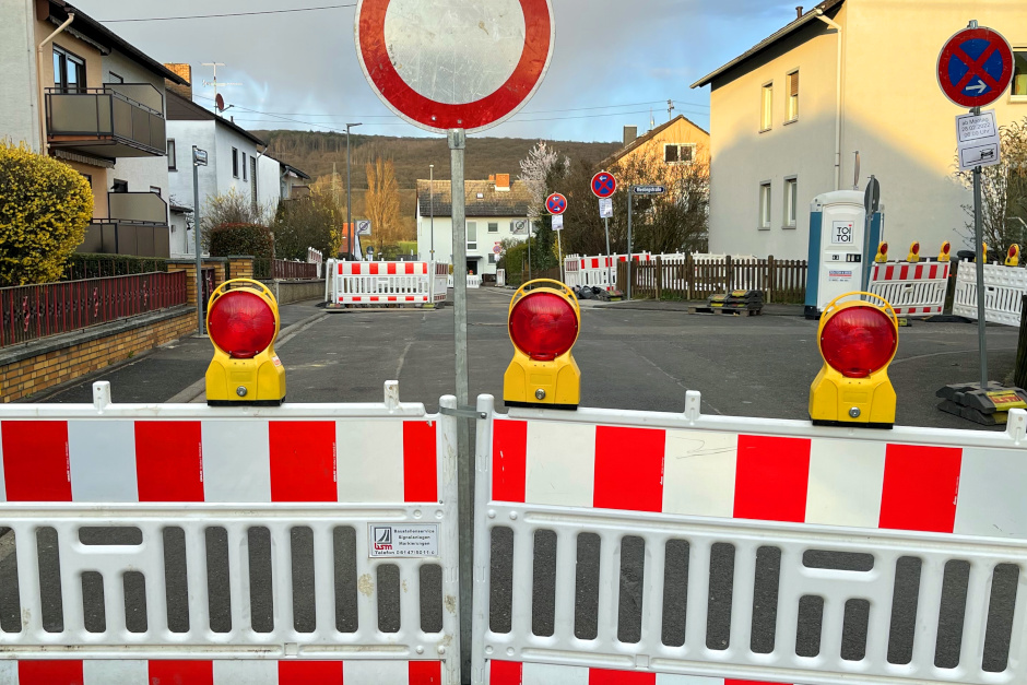 Vollsperrung der Palmstraße in Wiesbaden-Biebrich wegen Tiefbauarbeiten.