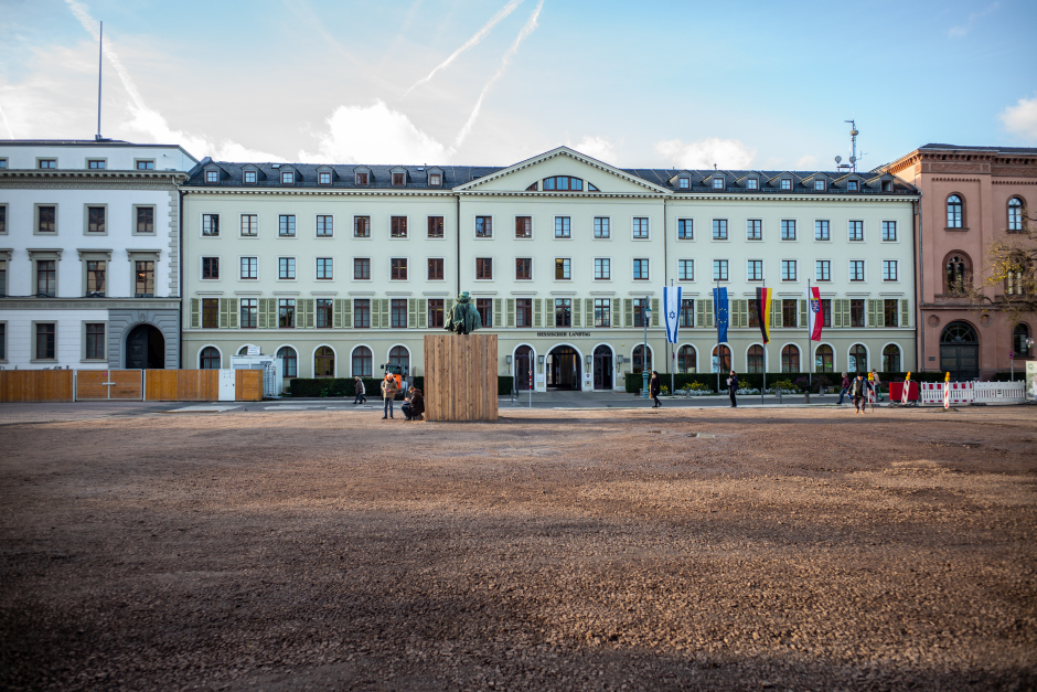 Während der Ertüchtigungsmaßnahmen des Wiesbadener Schlossplatzes verwandelt sich das eingehauste Denkmal Wilhelms von Oranien in ein abstraktes Kunstwerk. Gramenz Garten- und Landschaftsbau und Museum Reinhard Ernst laden zwei Kunstkurse zur Gestaltung der Einhausung ein. Pressetermin und Rundgang am Freitag, 31. Oktober 2025 um 10 Uhr im Museum Reinhard Ernst mit nachfolgender Baustellenbesichtigung.