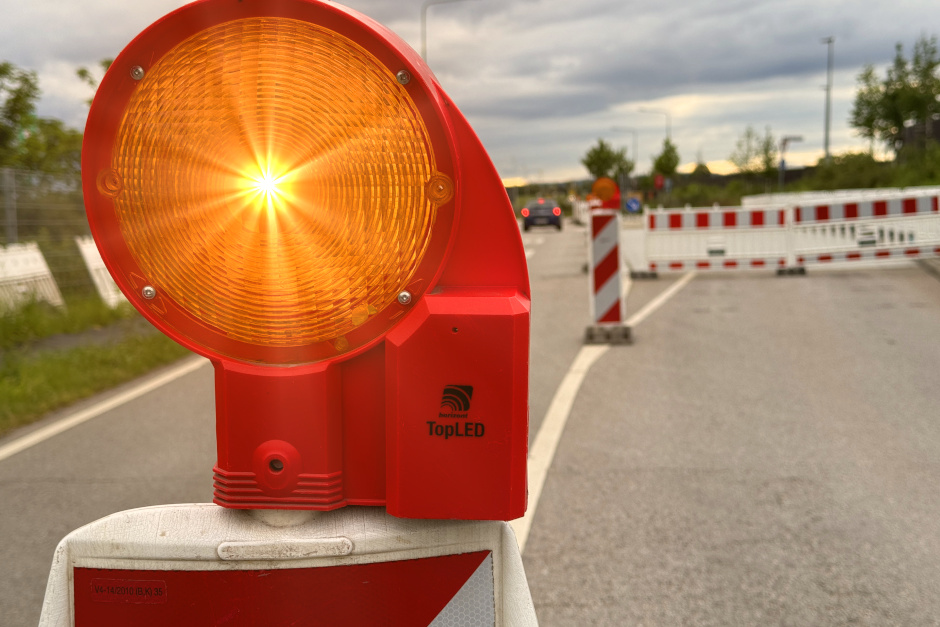 Zur deutlichen Verbesserung der Fußgängersicherheit nimmt das Tiefbau- und Vermessungsamt der Landeshauptstadt Wiesbaden eine massive Umstellung der Verkehrsführung in der Rheingaustraße vor. Die Bauarbeiten für einen neuen Fußgängerüberweg führen zu einer fast einmonatigen Einbahnstraßenregelung und einer weitreichenden Umleitung für den Verkehr zwischen Schierstein und Biebrich.