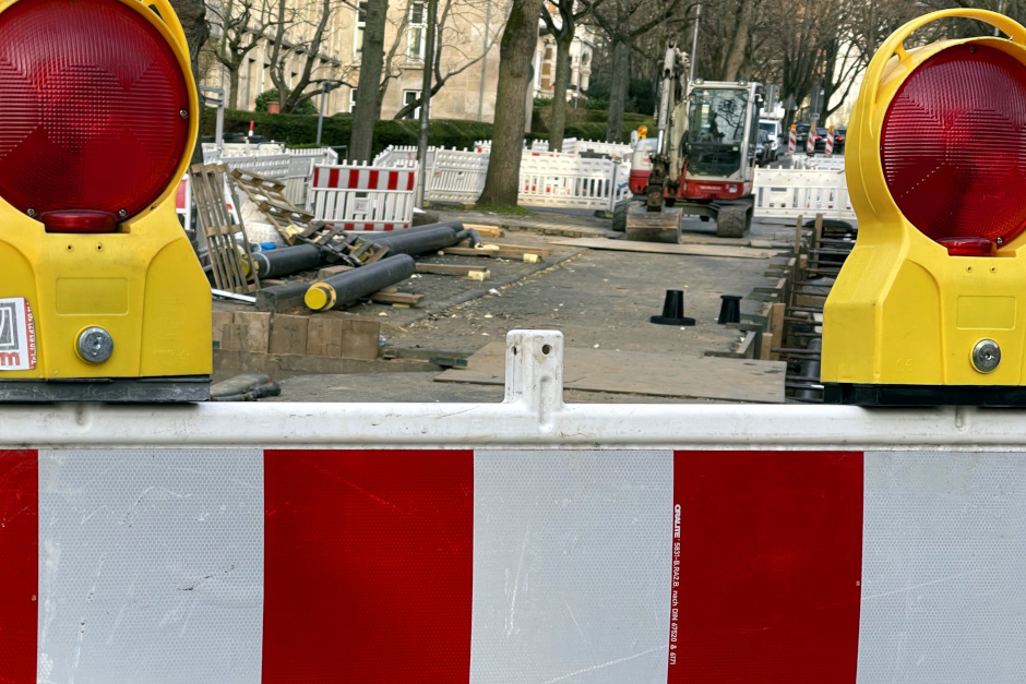Sperrung der Hallgarter Straße in Kostheim für Bauarbeiten.