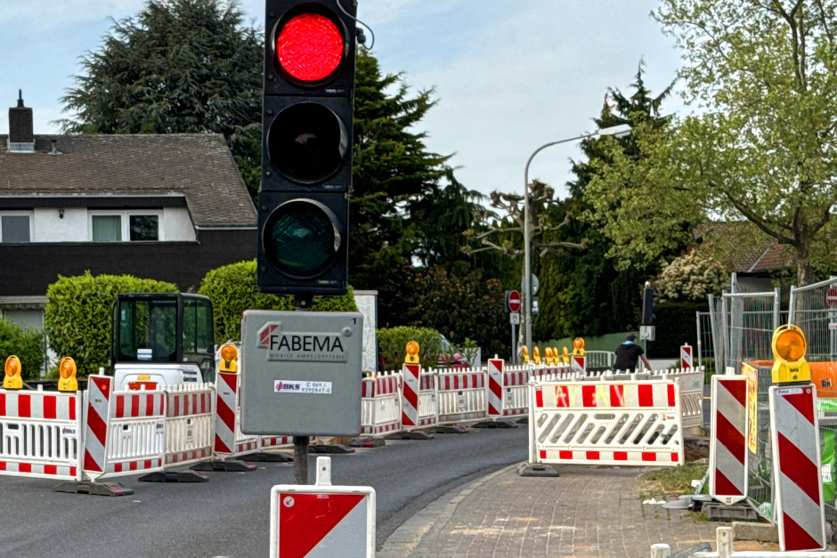 Gehweg-Erneuerung in der Kirschblütenstraße in Wiesbaden-Frauenstein. Fahrzeugverkehr wird per Baustellenampel geregelt.