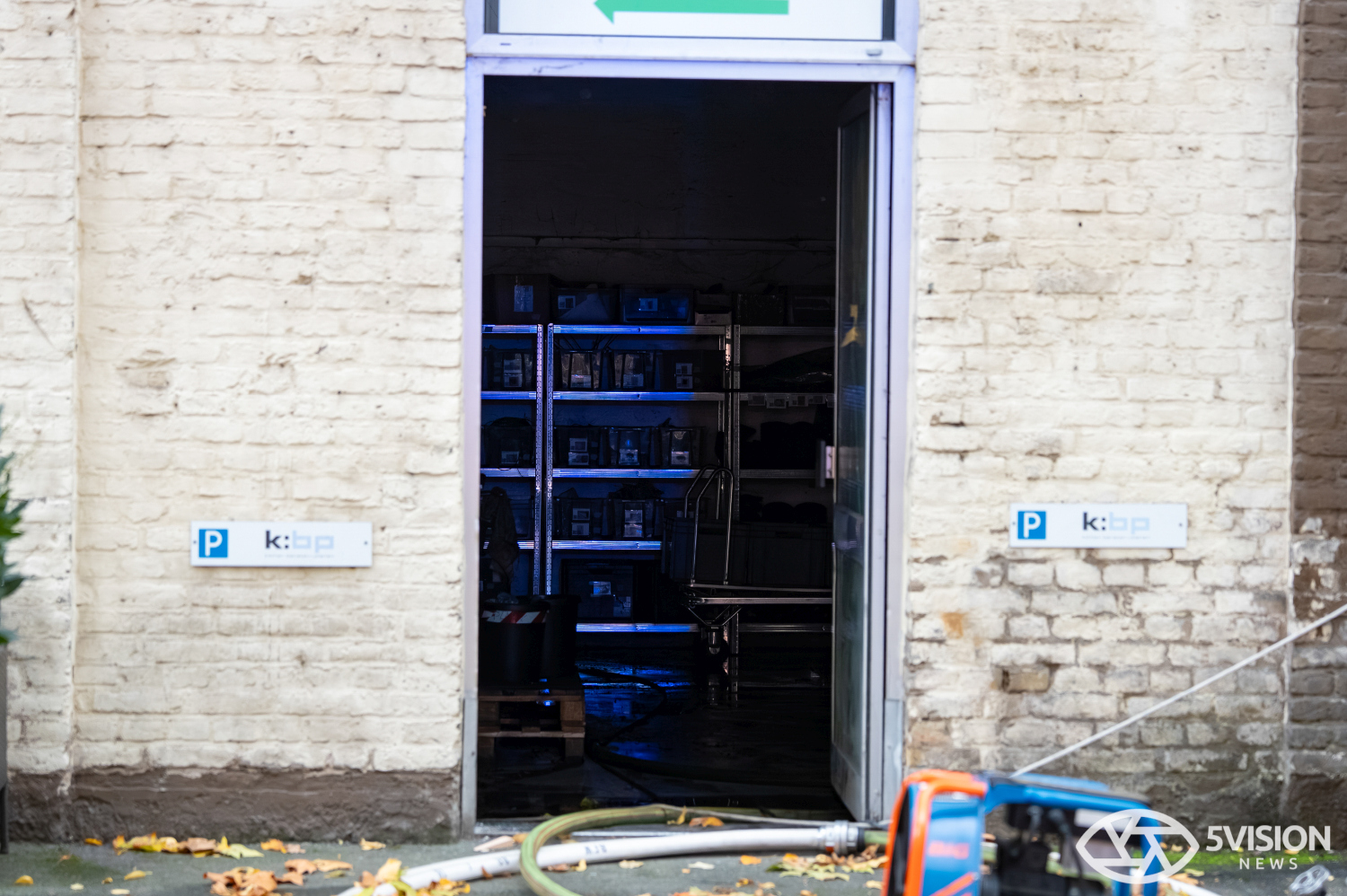 Feuerwehreinsatz: Brand in Lagerhalle eines E-Roller-Unternehmens in Wiesbaden-Biebrich am Freitag, 24. Oktober 2025