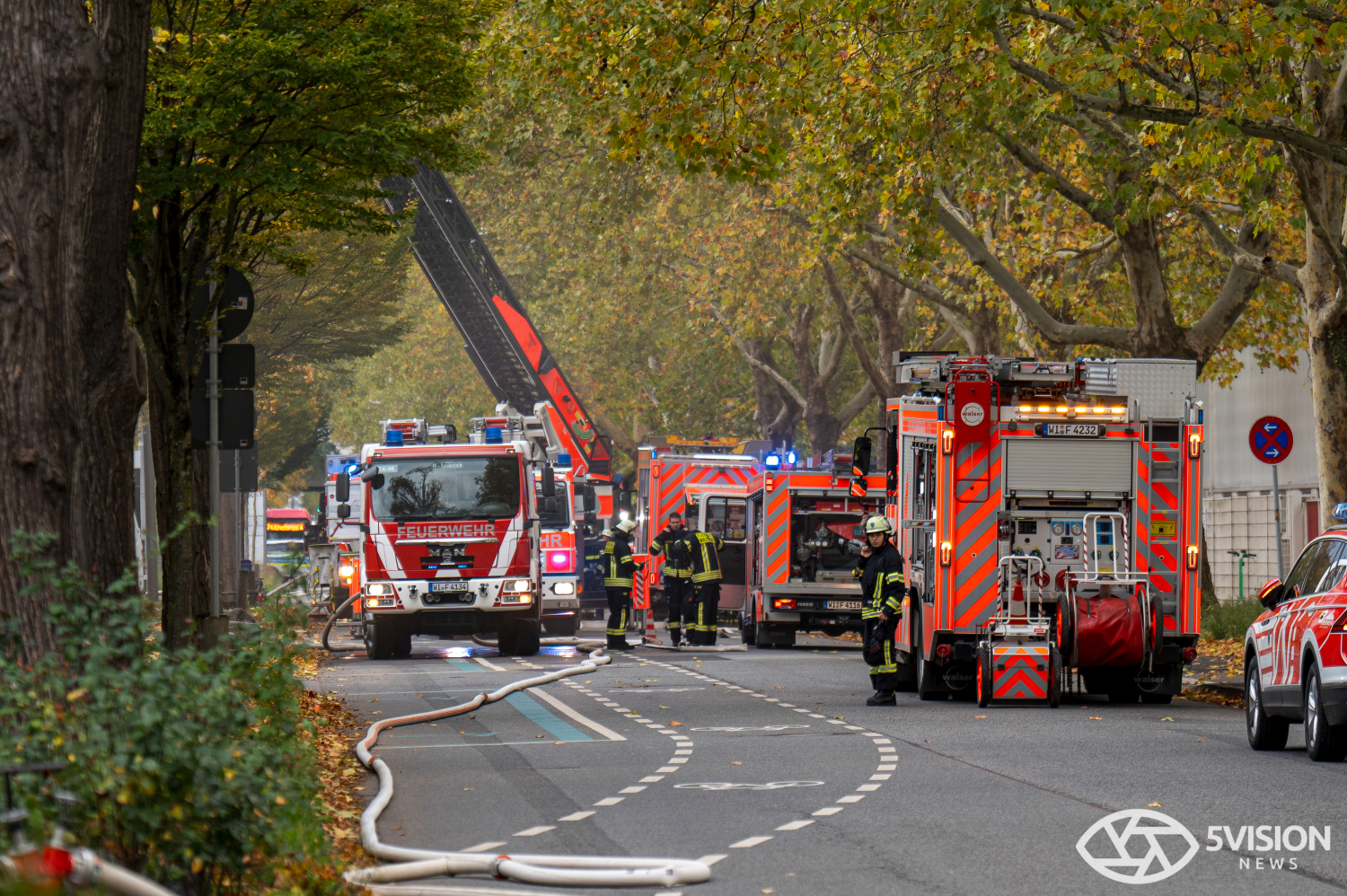 Feuerwehreinsatz: Brand in Lagerhalle eines E-Roller-Unternehmens in Wiesbaden-Biebrich am Freitag, 24. Oktober 2025