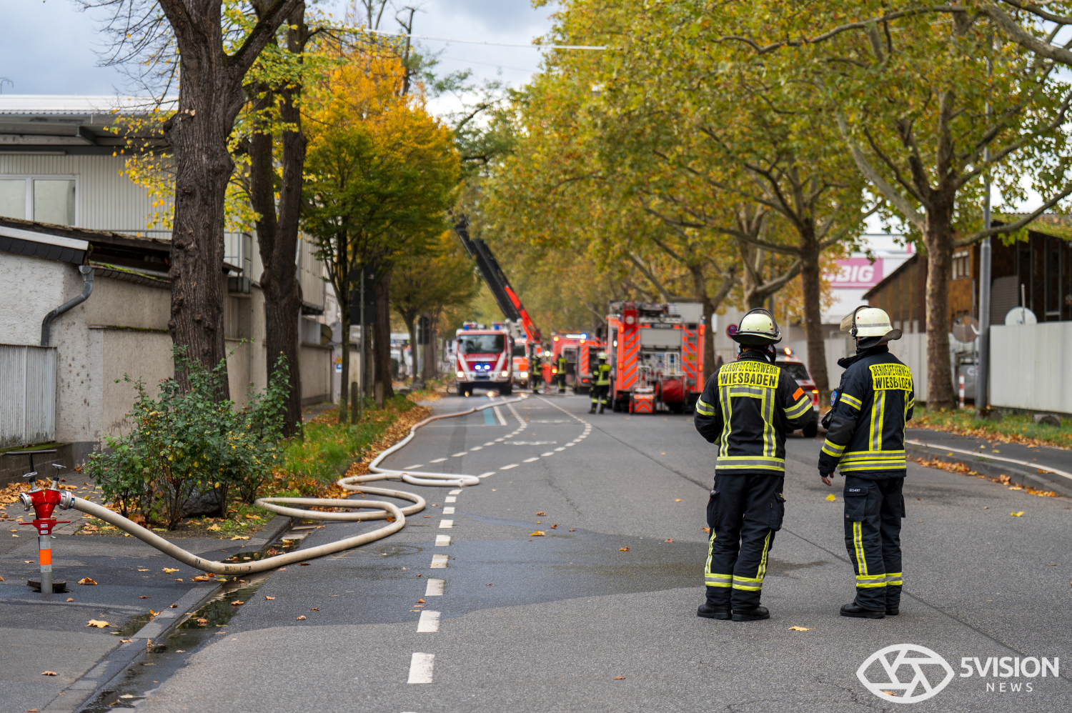Feuerwehreinsatz: Brand in Lagerhalle eines E-Roller-Unternehmens in Wiesbaden-Biebrich am Freitag, 24. Oktober 2025