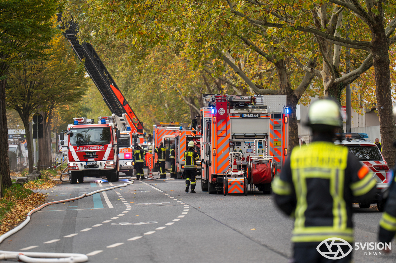 Feuerwehreinsatz: Brand in Lagerhalle eines E-Roller-Unternehmens in Wiesbaden-Biebrich am Freitag, 24. Oktober 2025