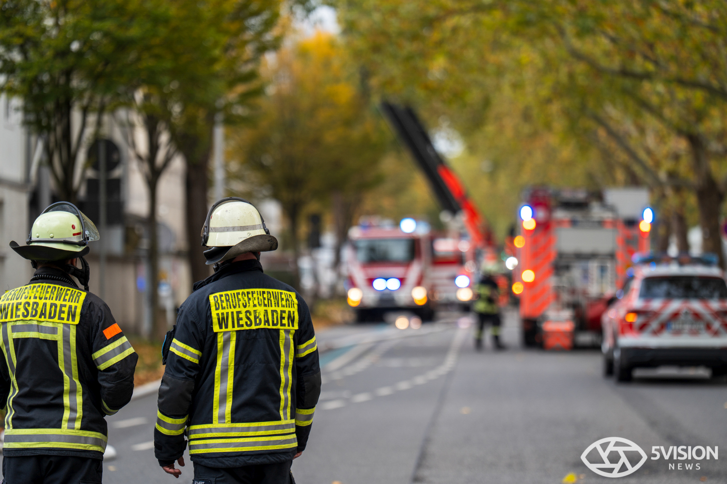 Feuerwehreinsatz: Brand in Lagerhalle eines E-Roller-Unternehmens in Wiesbaden-Biebrich am Freitag, 24. Oktober 2025