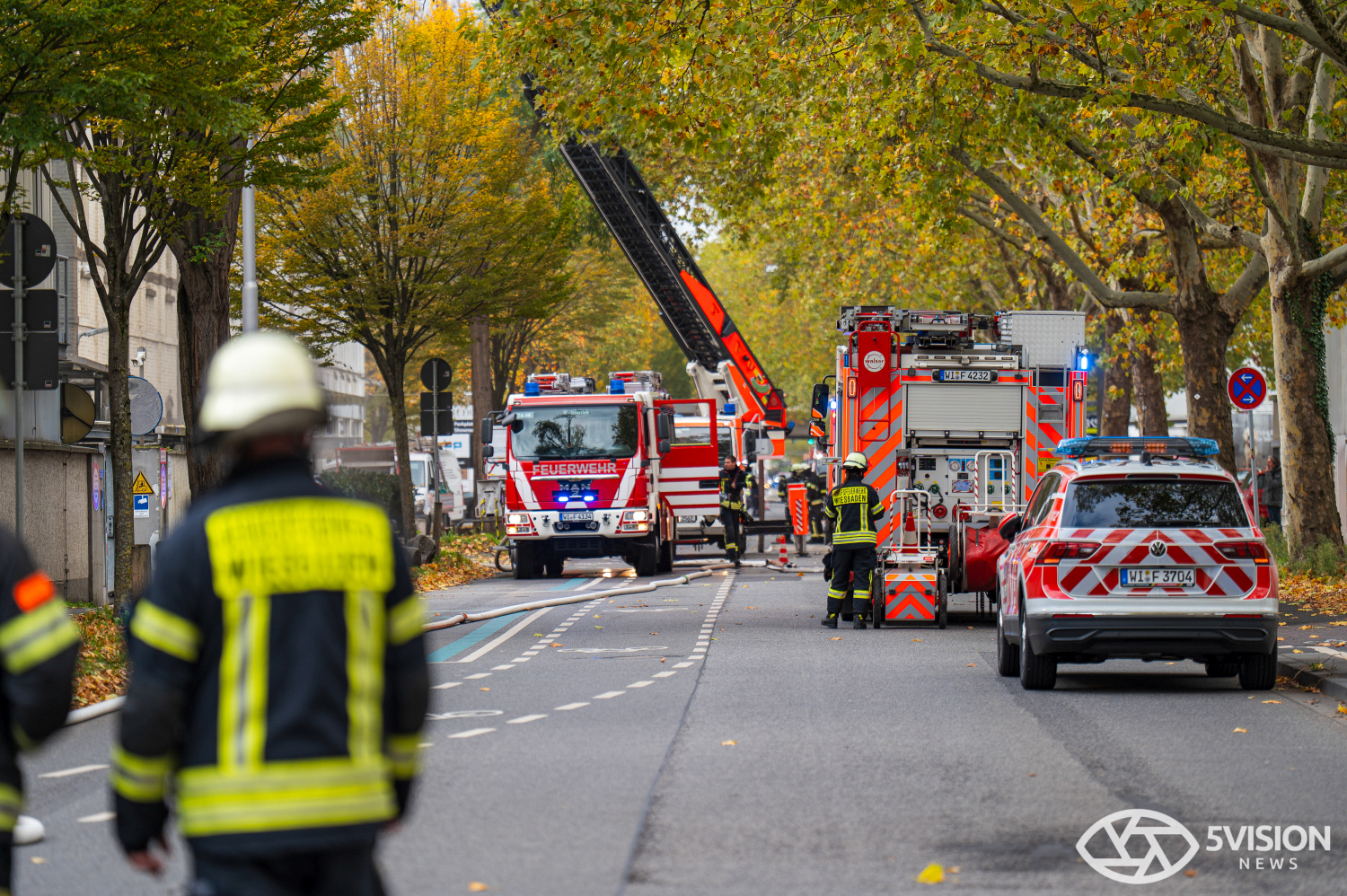 Feuerwehreinsatz: Brand in Lagerhalle eines E-Roller-Unternehmens in Wiesbaden-Biebrich am Freitag, 24. Oktober 2025