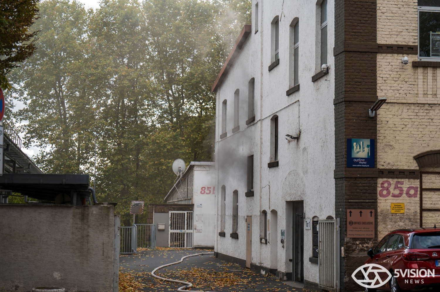 Feuerwehreinsatz: Brand in Lagerhalle eines E-Roller-Unternehmens in Wiesbaden-Biebrich am Freitag, 24. Oktober 2025