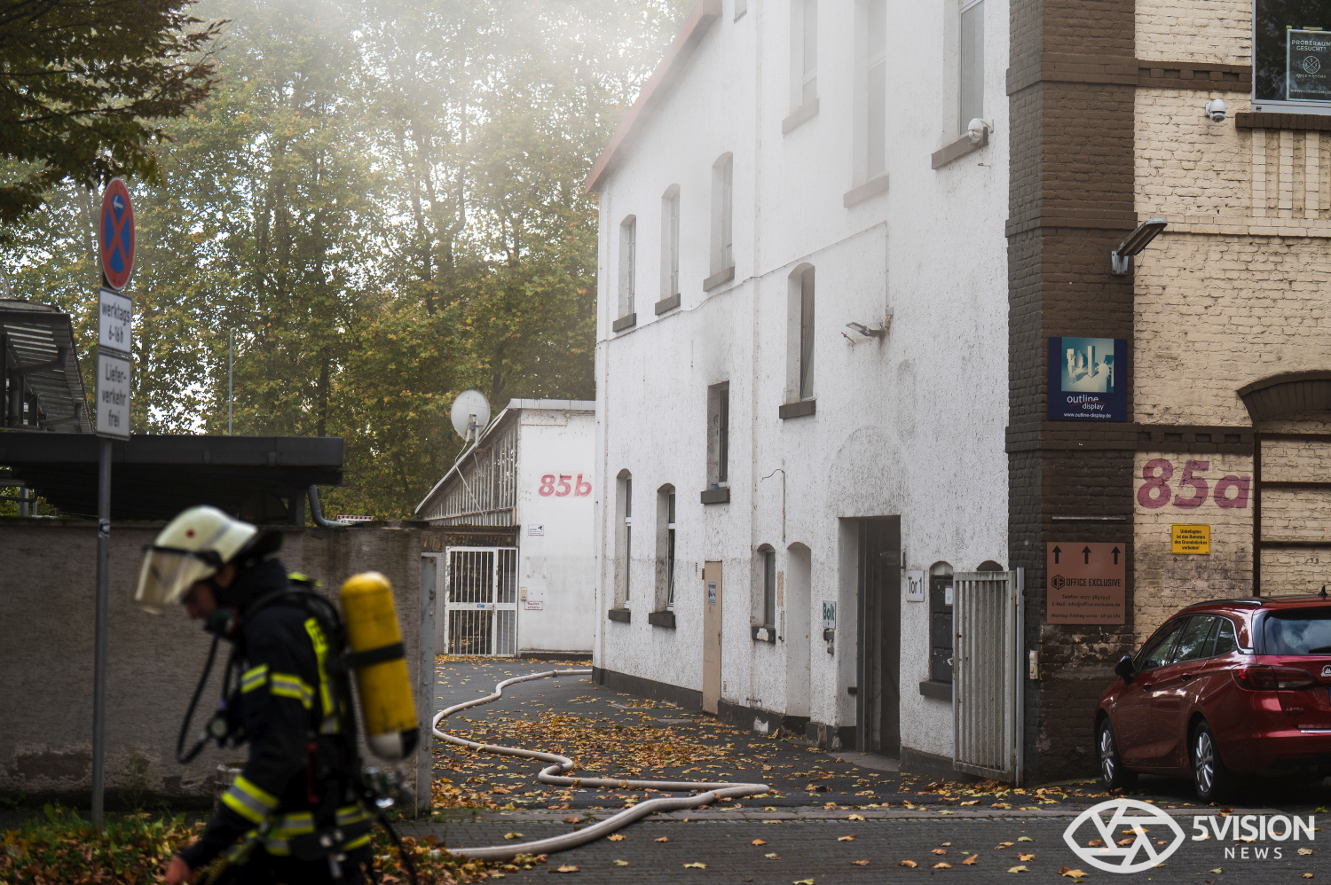Feuerwehreinsatz: Brand in Lagerhalle eines E-Roller-Unternehmens in Wiesbaden-Biebrich am Freitag, 24. Oktober 2025