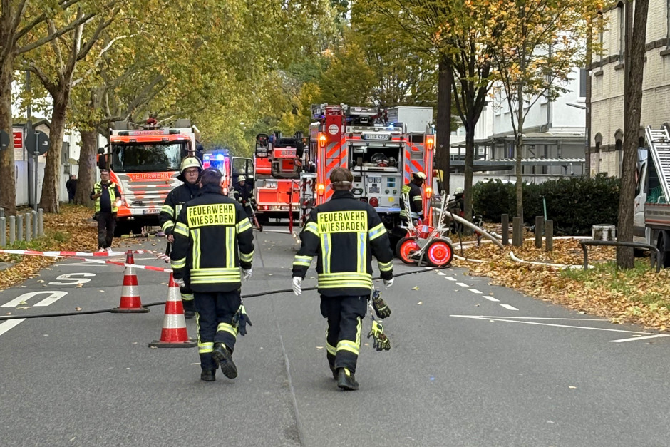 Brand in Lagerhalle eines E-Roller-Unternehmens in Wiesbaden-Biebrich Lithium-Ionen-Akkus verursachen starke Rauchentwicklung und erfordern Großaufgebot der Feuerwehr