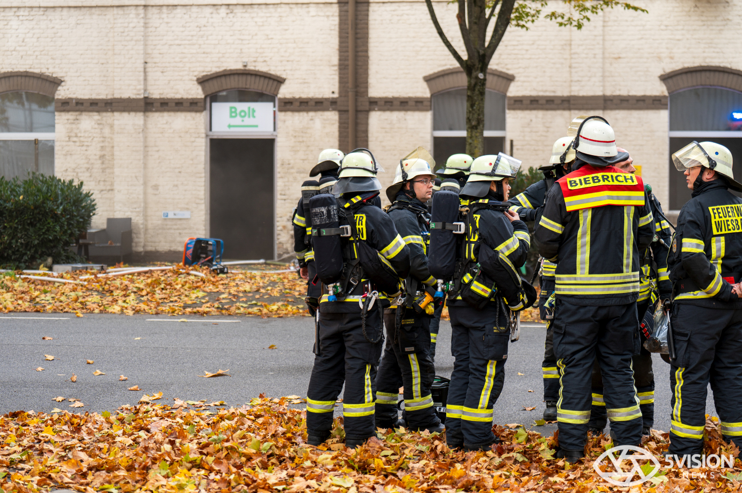 Feuerwehreinsatz: Brand in Lagerhalle eines E-Roller-Unternehmens in Wiesbaden-Biebrich am Freitag, 24. Oktober 2025
