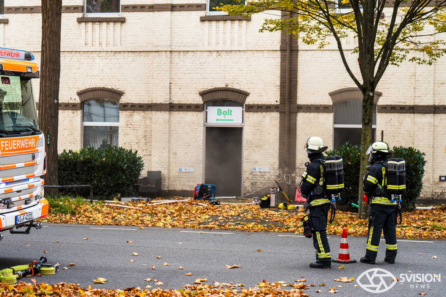 Feuerwehreinsatz: Brand in Lagerhalle eines E-Roller-Unternehmens in Wiesbaden-Biebrich am Freitag, 24. Oktober 2025