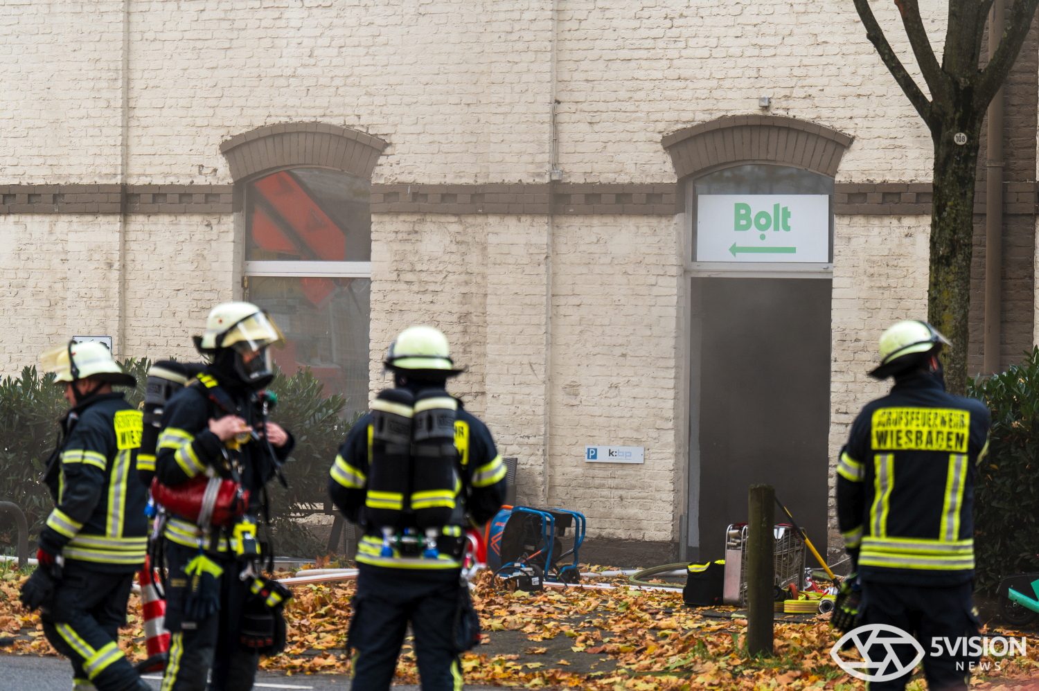 Feuerwehreinsatz: Brand in Lagerhalle eines E-Roller-Unternehmens in Wiesbaden-Biebrich am Freitag, 24. Oktober 2025