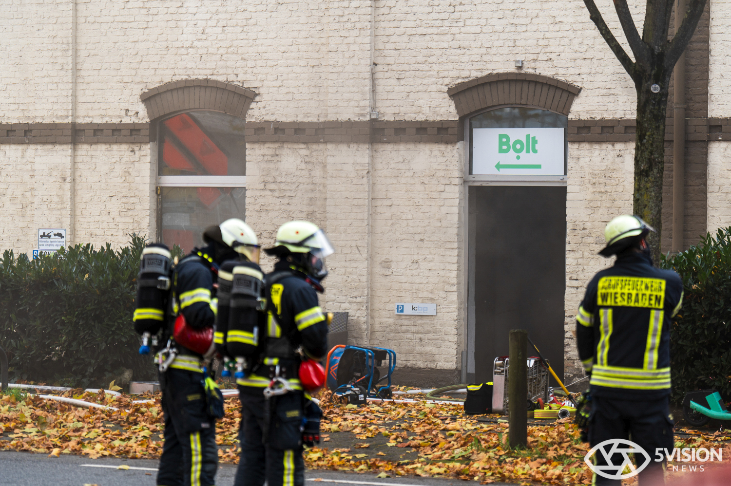 Feuerwehreinsatz: Brand in Lagerhalle eines E-Roller-Unternehmens in Wiesbaden-Biebrich am Freitag, 24. Oktober 2025