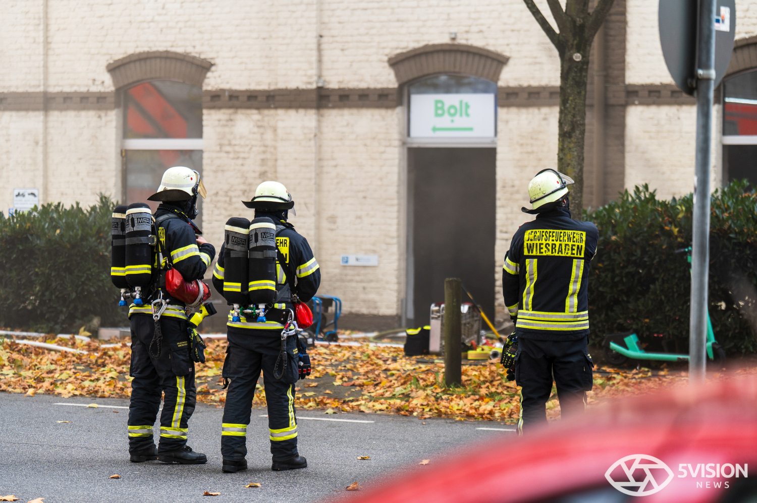 Feuerwehreinsatz: Brand in Lagerhalle eines E-Roller-Unternehmens in Wiesbaden-Biebrich am Freitag, 24. Oktober 2025