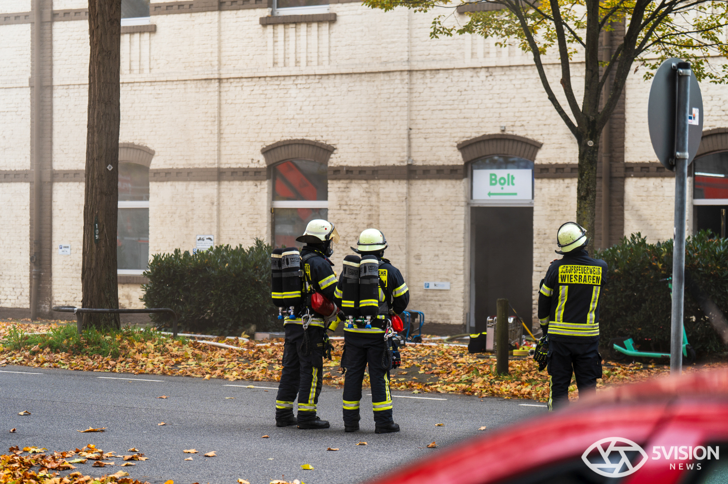 Feuerwehreinsatz: Brand in Lagerhalle eines E-Roller-Unternehmens in Wiesbaden-Biebrich am Freitag, 24. Oktober 2025
