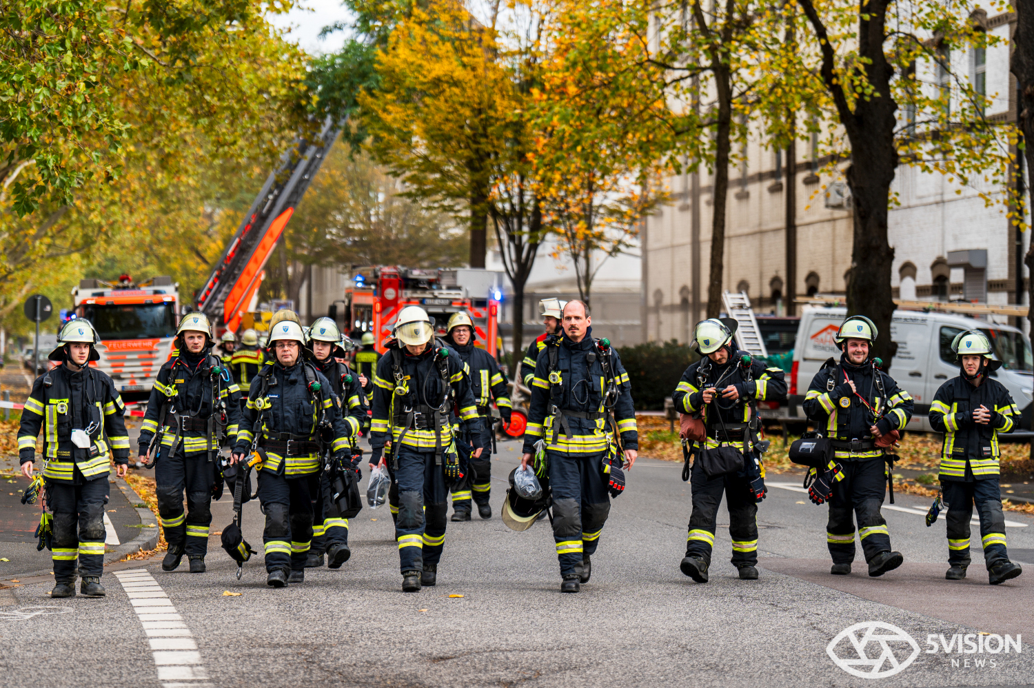 Feuerwehreinsatz: Brand in Lagerhalle eines E-Roller-Unternehmens in Wiesbaden-Biebrich am Freitag, 24. Oktober 2025