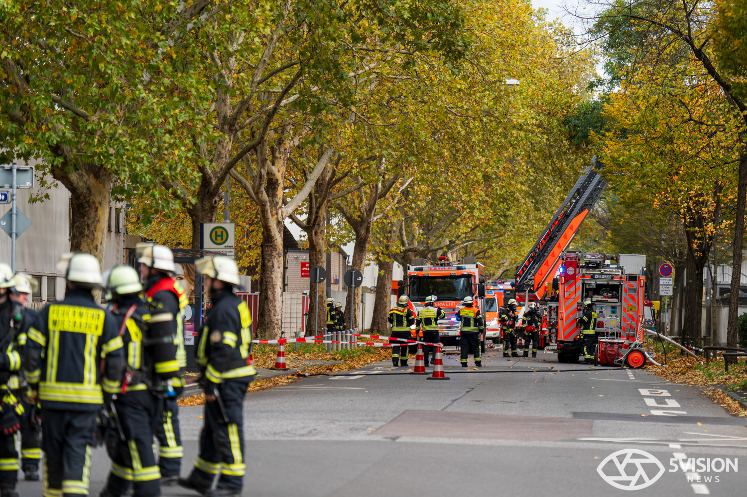 Feuerwehreinsatz: Brand in Lagerhalle eines E-Roller-Unternehmens in Wiesbaden-Biebrich am Freitag, 24. Oktober 2025