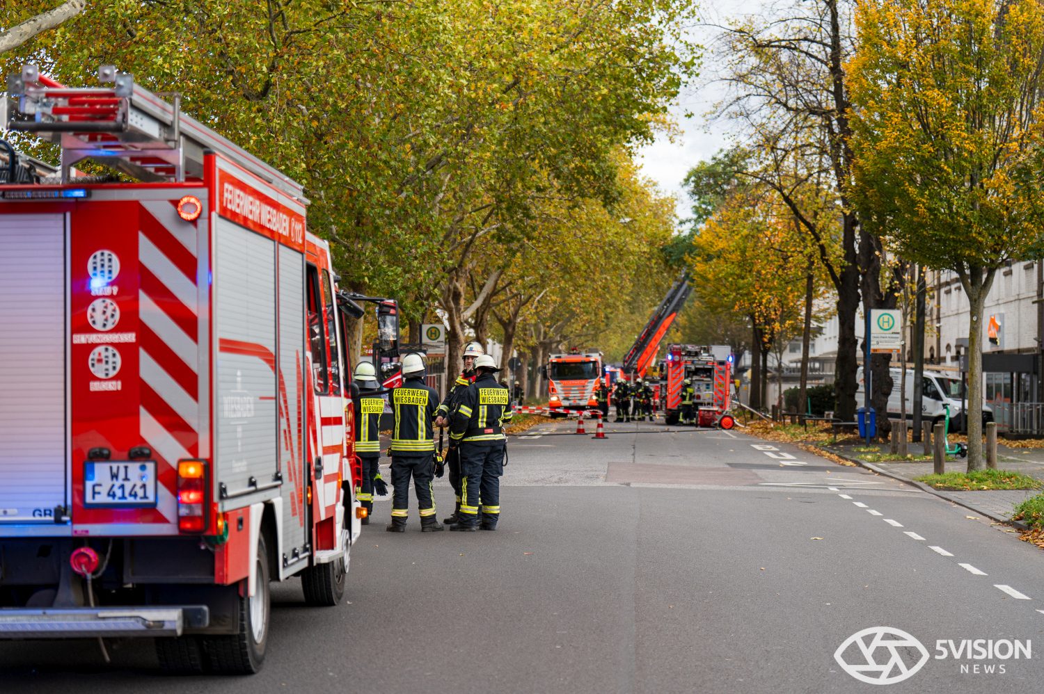 Feuerwehreinsatz: Brand in Lagerhalle eines E-Roller-Unternehmens in Wiesbaden-Biebrich am Freitag, 24. Oktober 2025