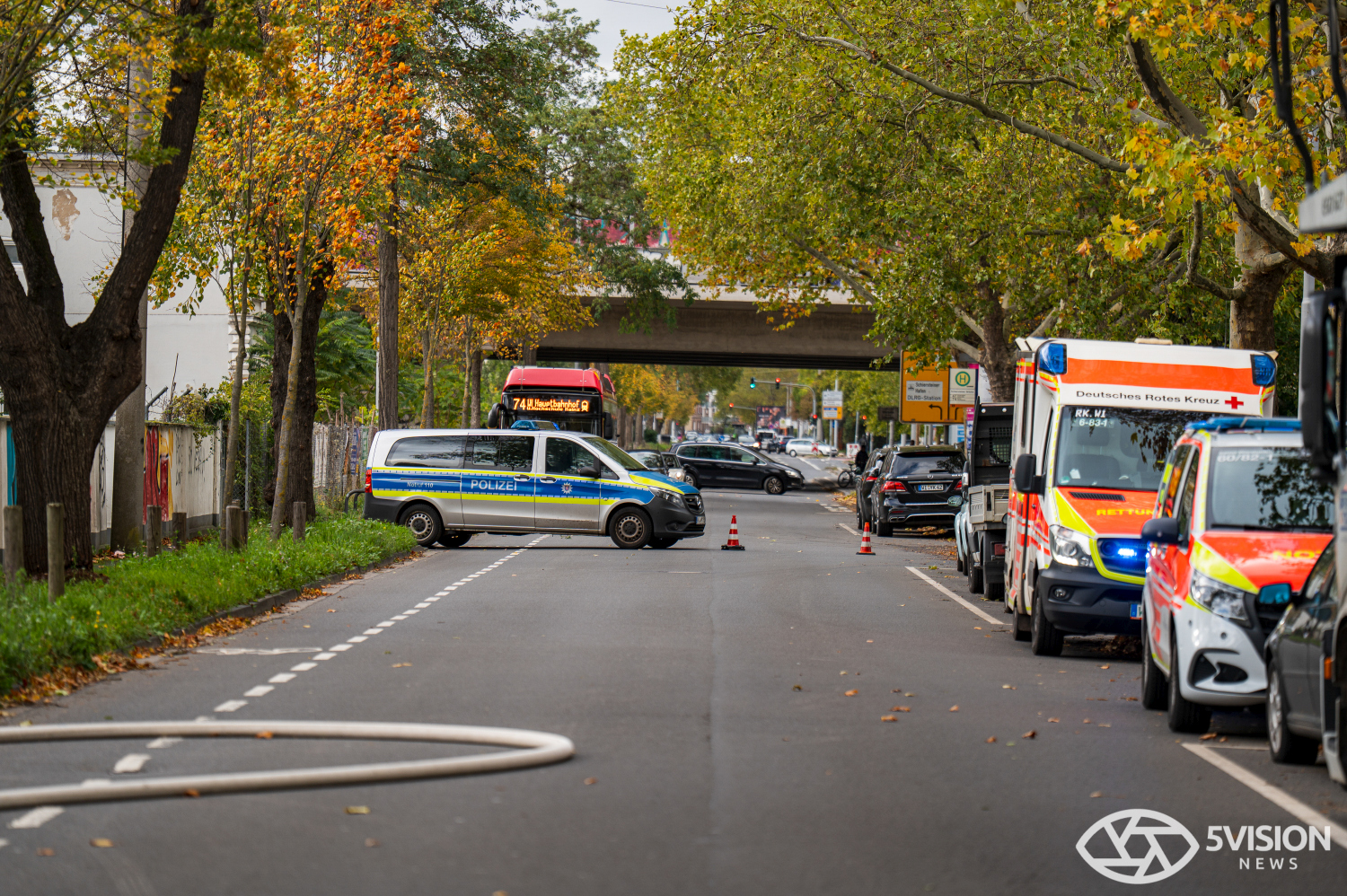 Feuerwehreinsatz: Brand in Lagerhalle eines E-Roller-Unternehmens in Wiesbaden-Biebrich am Freitag, 24. Oktober 2025