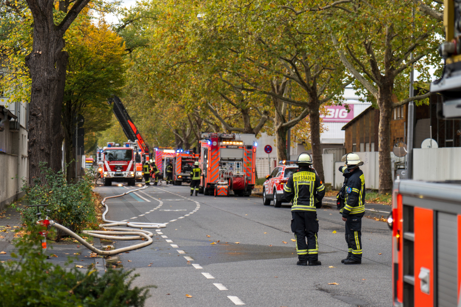 Großeinsatz in Wiesbaden-Biebrich am Freitagnachmittag. Feuer in E-Roller-Lager – Explodierende Akkus und hochgiftige Gase sorgen für Chaos im Feierabendverkehr.