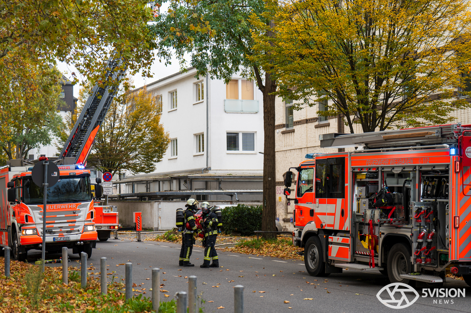 Feuerwehreinsatz: Brand in Lagerhalle eines E-Roller-Unternehmens in Wiesbaden-Biebrich am Freitag, 24. Oktober 2025