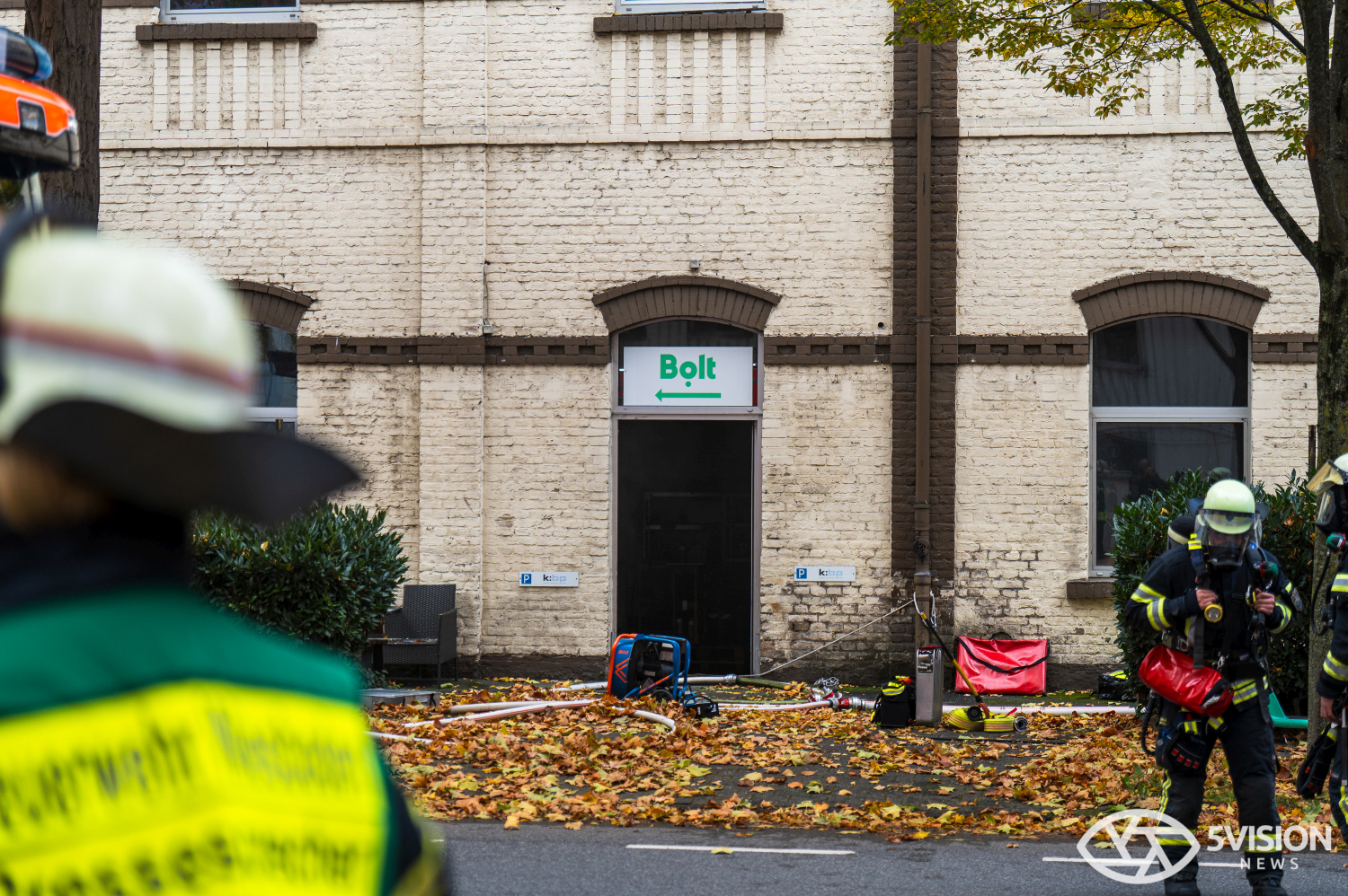 Feuerwehreinsatz: Brand in Lagerhalle eines E-Roller-Unternehmens in Wiesbaden-Biebrich am Freitag, 24. Oktober 2025