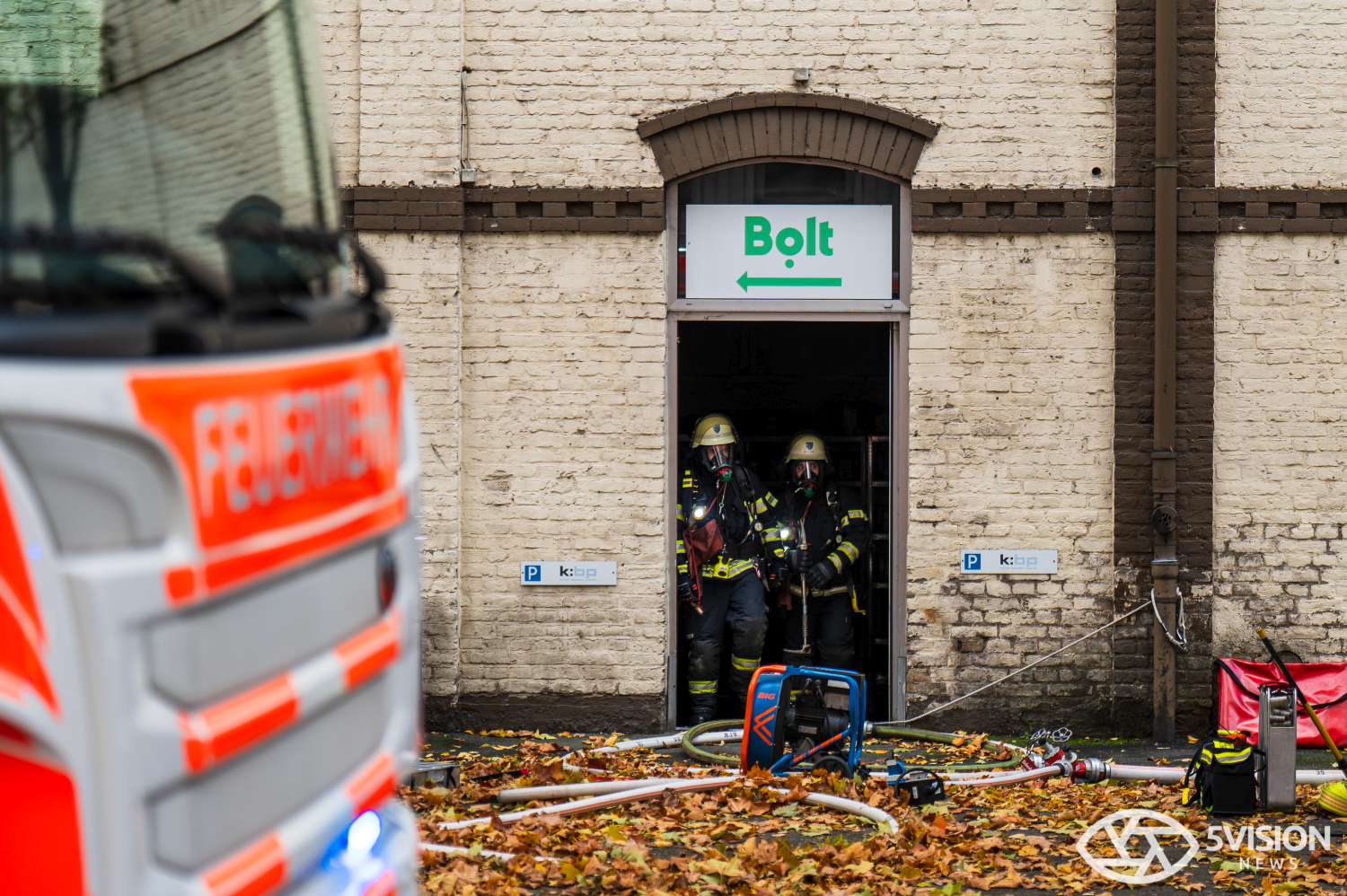 Feuerwehreinsatz: Brand in Lagerhalle eines E-Roller-Unternehmens in Wiesbaden-Biebrich am Freitag, 24. Oktober 2025