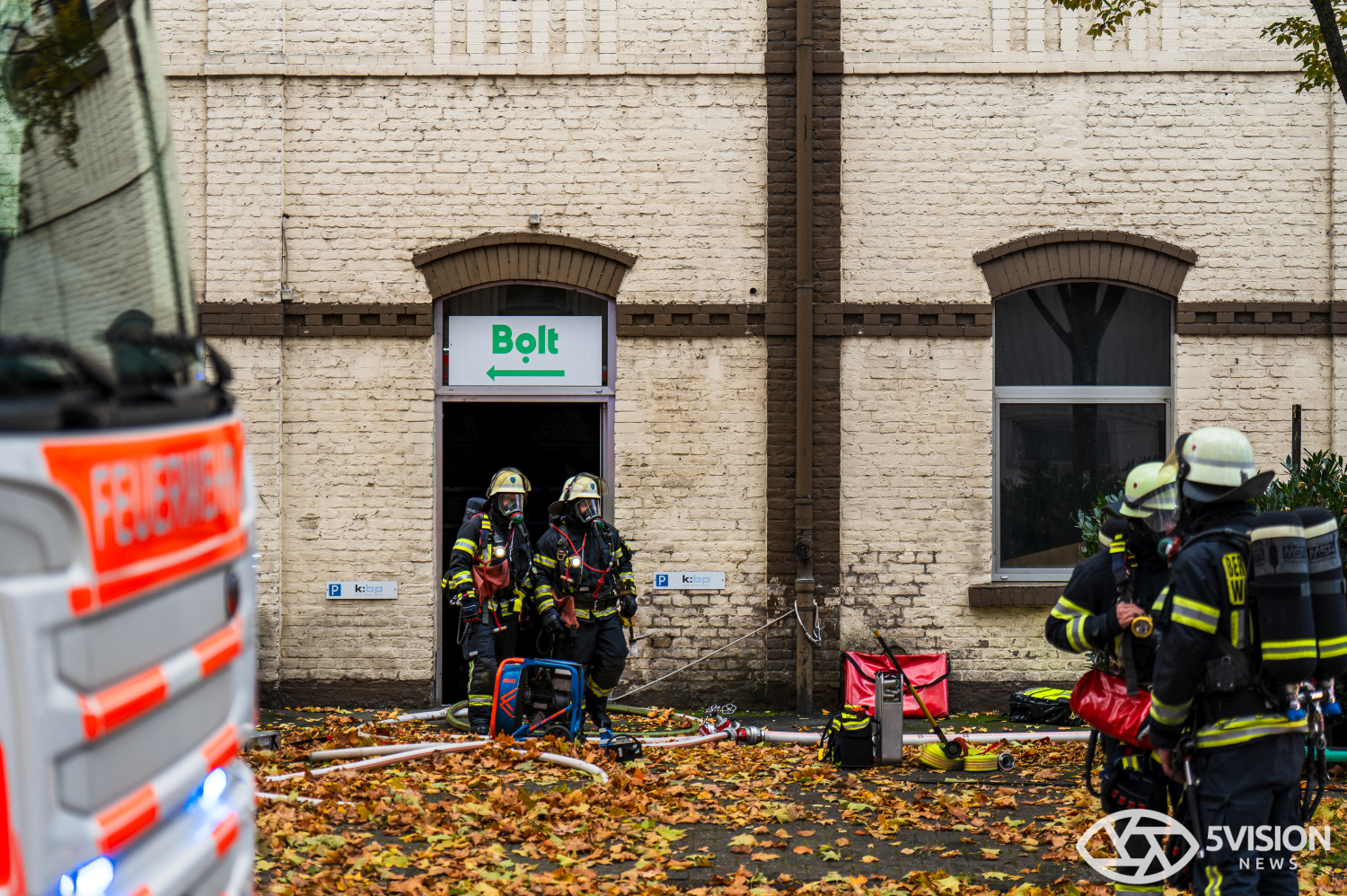 Feuerwehreinsatz: Brand in Lagerhalle eines E-Roller-Unternehmens in Wiesbaden-Biebrich am Freitag, 24. Oktober 2025