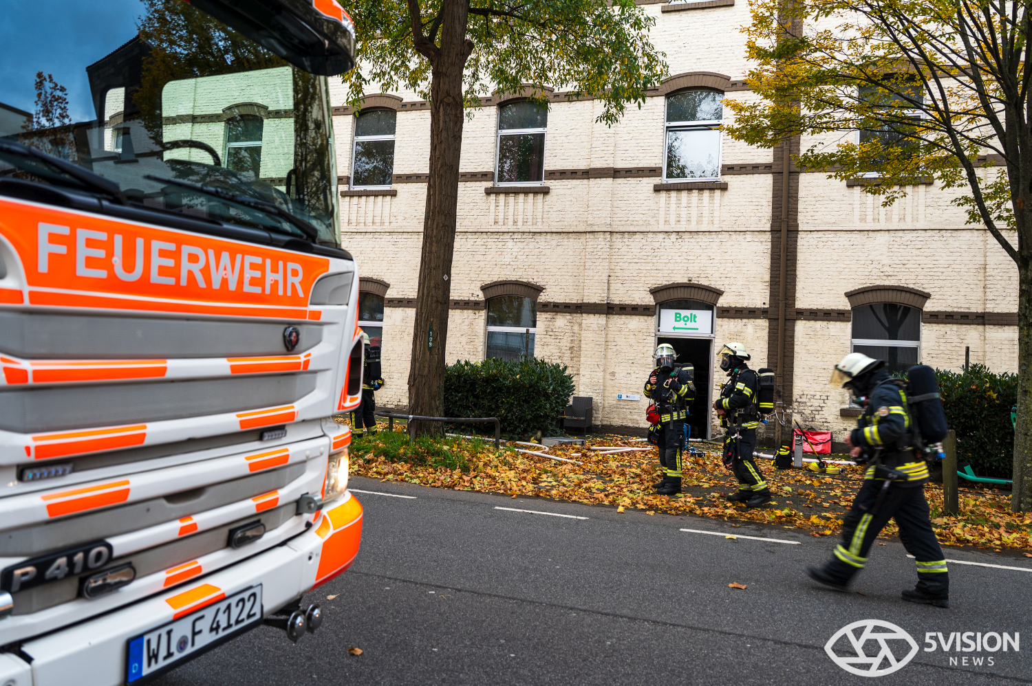 Feuerwehreinsatz: Brand in Lagerhalle eines E-Roller-Unternehmens in Wiesbaden-Biebrich am Freitag, 24. Oktober 2025