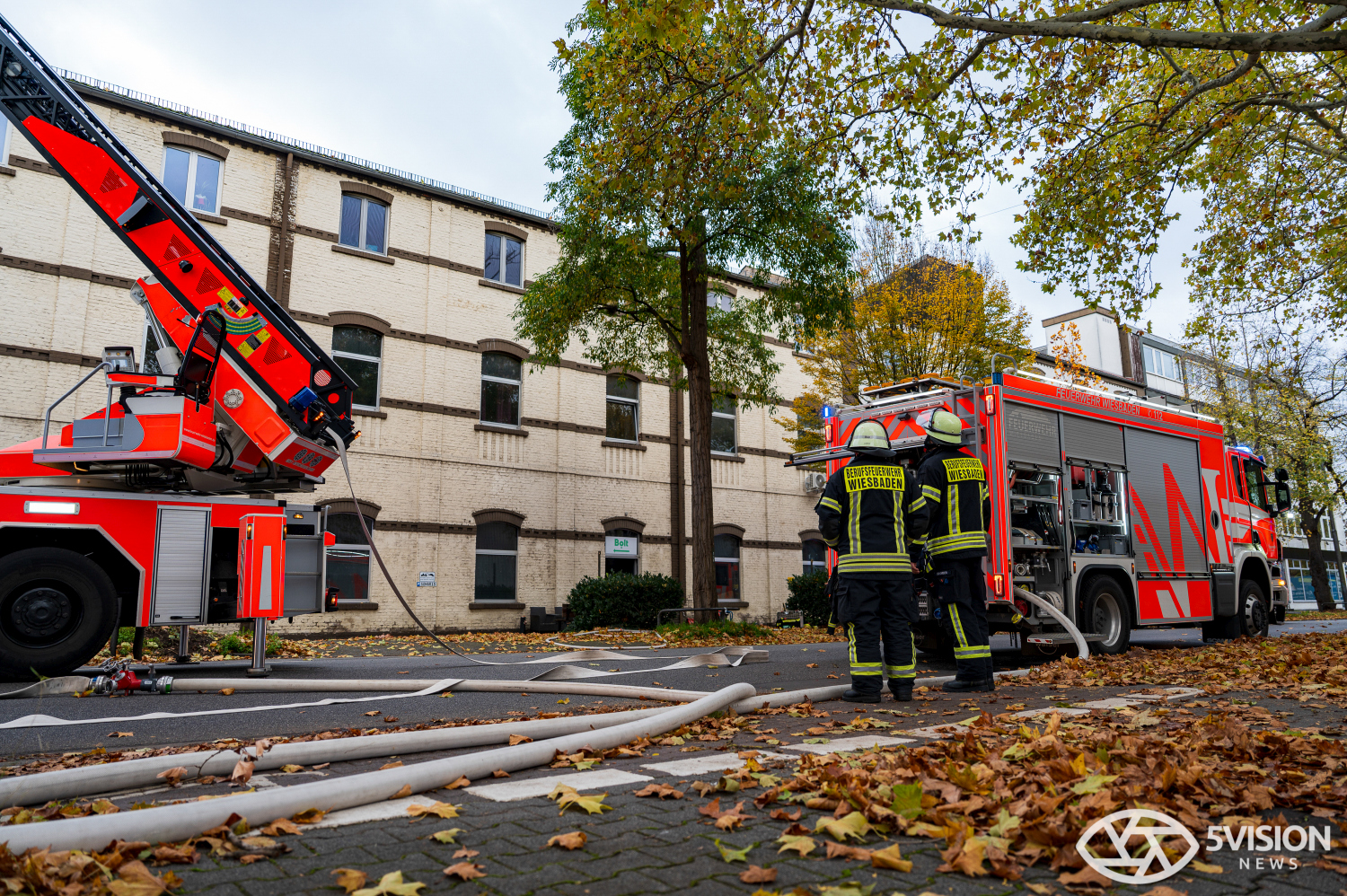 Feuerwehreinsatz: Brand in Lagerhalle eines E-Roller-Unternehmens in Wiesbaden-Biebrich am Freitag, 24. Oktober 2025