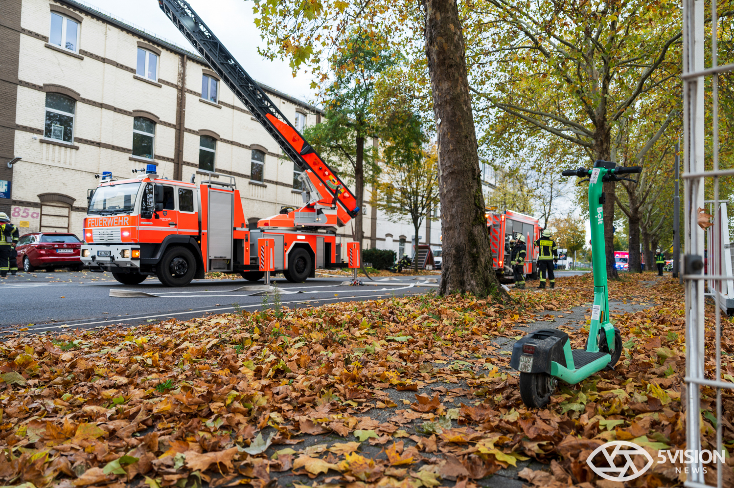 Feuerwehreinsatz: Brand in Lagerhalle eines E-Roller-Unternehmens in Wiesbaden-Biebrich am Freitag, 24. Oktober 2025