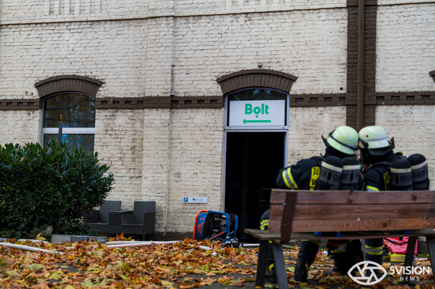 Feuerwehreinsatz: Brand in Lagerhalle eines E-Roller-Unternehmens in Wiesbaden-Biebrich am Freitag, 24. Oktober 2025